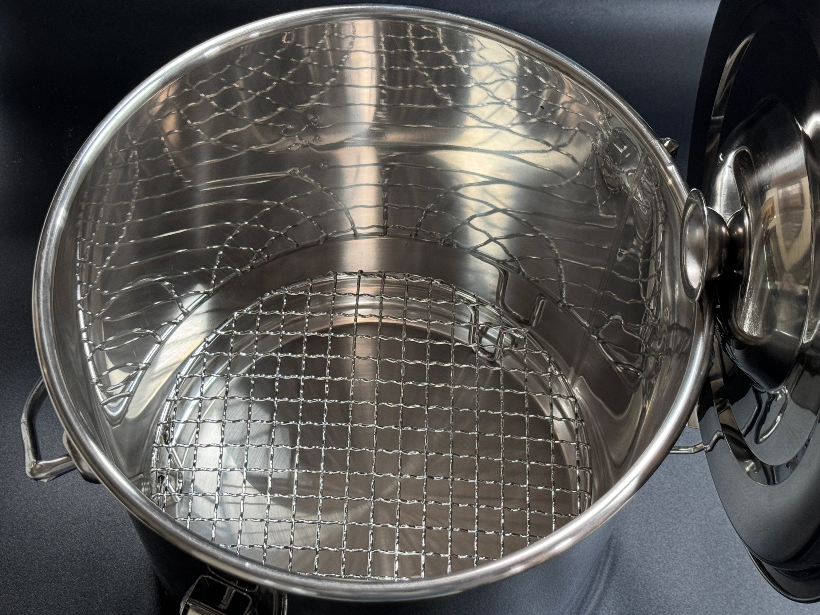 Charcoal Saver Extinguishing Bucket (Keshizumi) with Lockable Lid, 3 Gal. Capacity